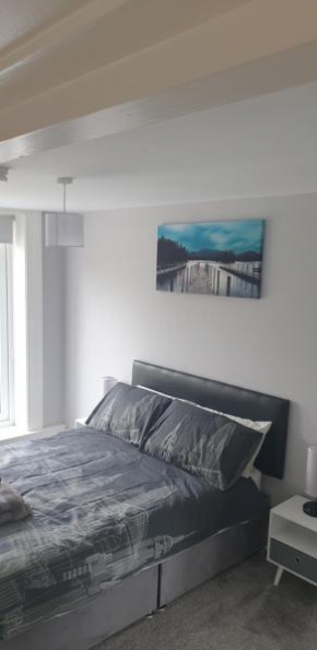 Modern 2 bed apartment with parking